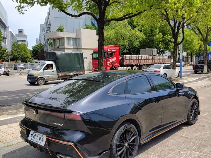 Changan UNI-V 2023 1.5 T Premium — фото 5