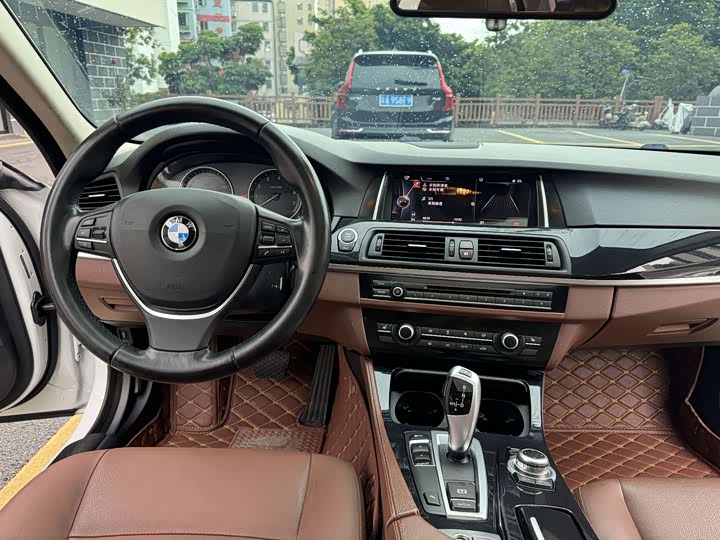 BMW 5 Series 520Li — фото 15