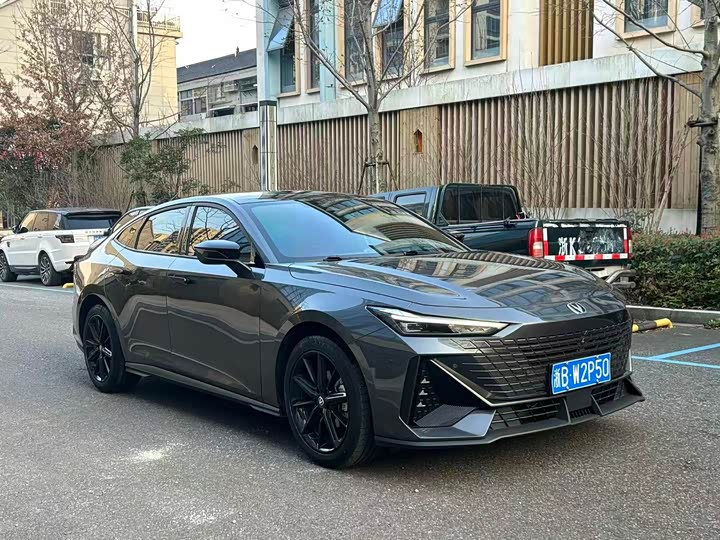 Changan UNI-V 2023 1.5 T Premium — фото 3