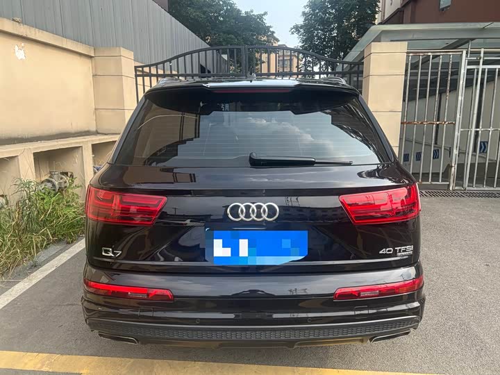 Audi Q7 40 TFSI S line спорт — фото 3