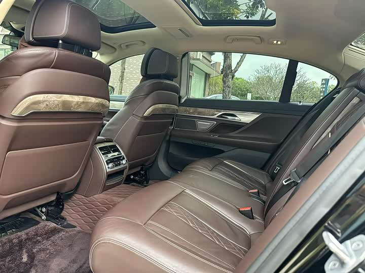 BMW 7-Series 2019 740 Li Leading — фото 8