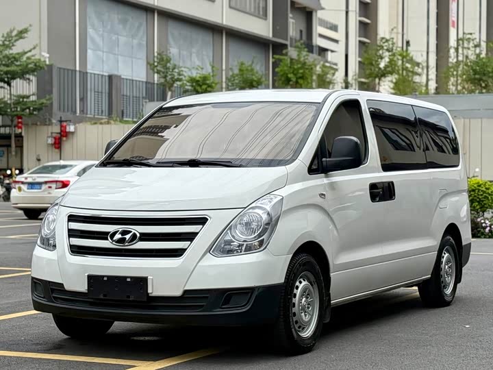 Hyundai H-1 2011 2.4 L — фото 1