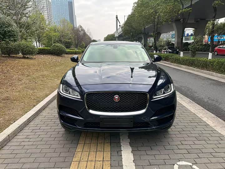 Jaguar F-PACE 2018 2.0 T 4 WD — фото 2