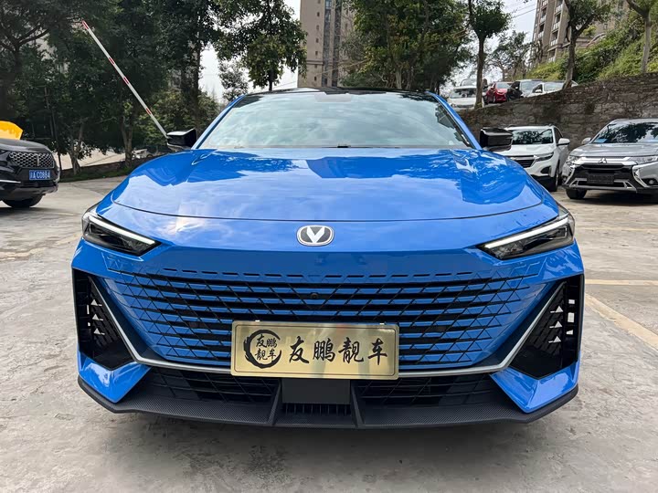 Changan UNI-V 2022 1.5 T Premium — фото 2