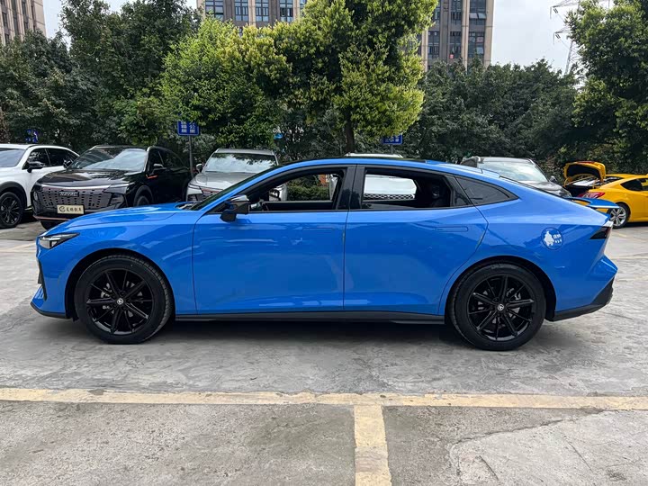 Changan UNI-V 2022 1.5 T Premium — фото 6