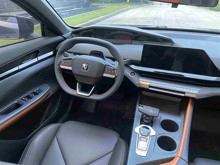 Changan UNI-V 2022 1.5 T Premium — фото 8