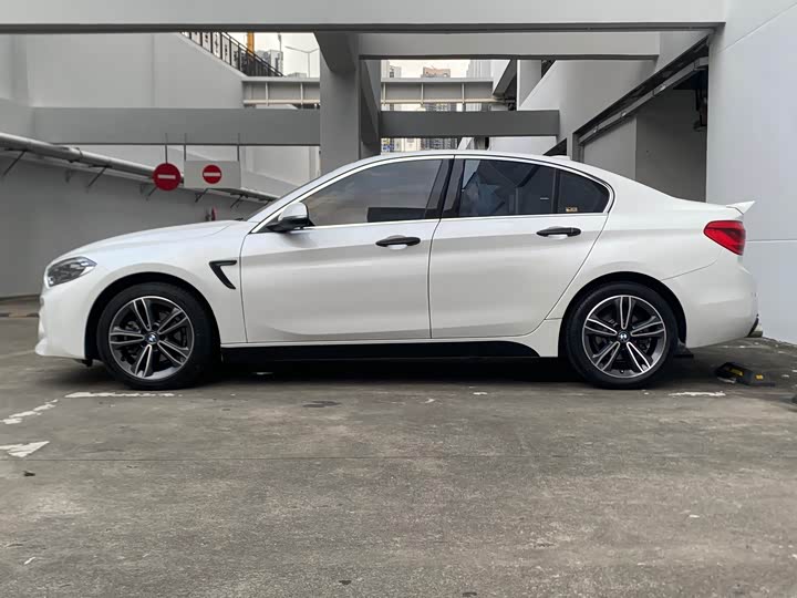 BMW 1-Series 2019 118i — фото 8