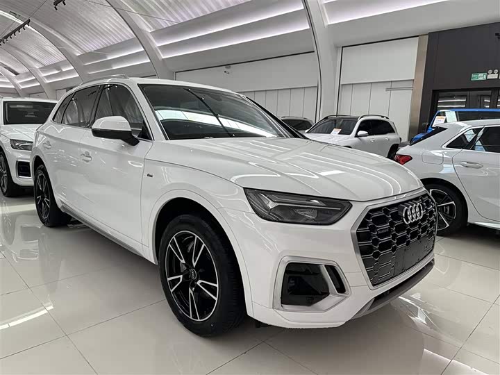 Audi Q5L 2022 40 T — фото 3