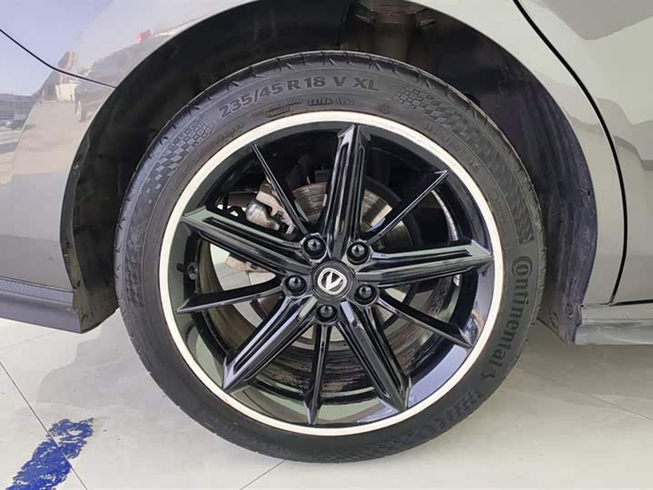Changan UNI-V 2023 1.5 T Premium — фото 6