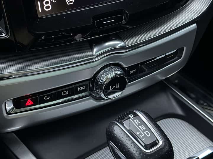 Volvo XC60 2018 T 5 4 WD — фото 9