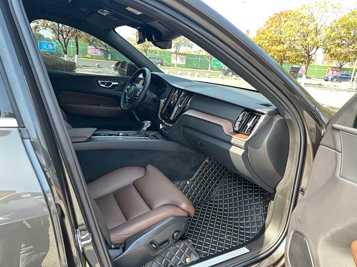 Volvo XC60 2021 T 5 4 WD — фото 6