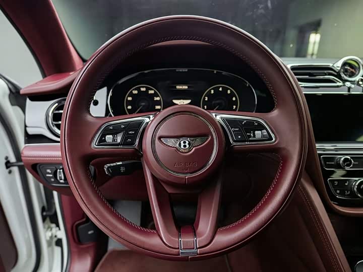 Bentley Bentayga — фото 15