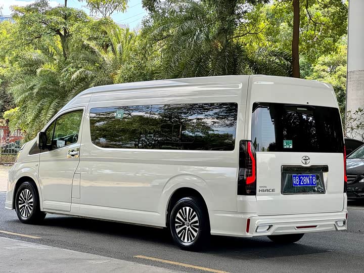 Toyota HIACE 2022 3.5 L AT — фото 17