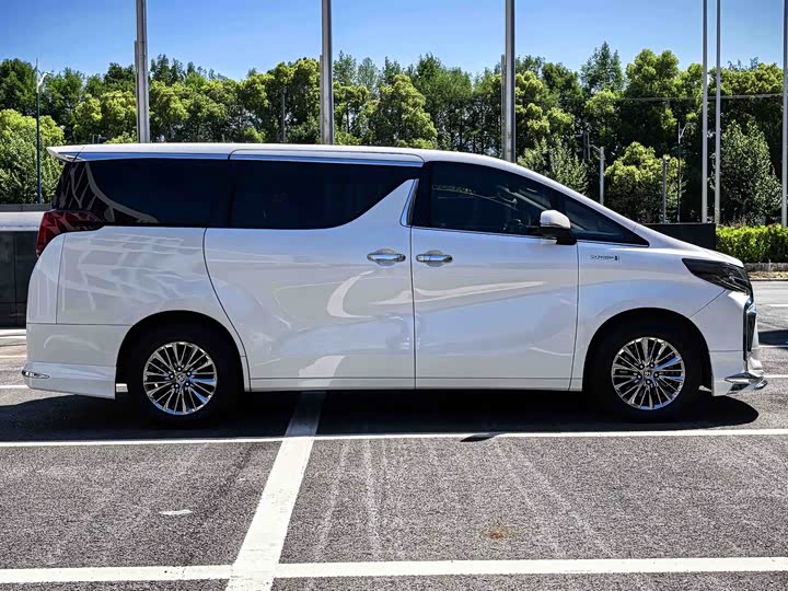 Toyota Alphard — фото 7