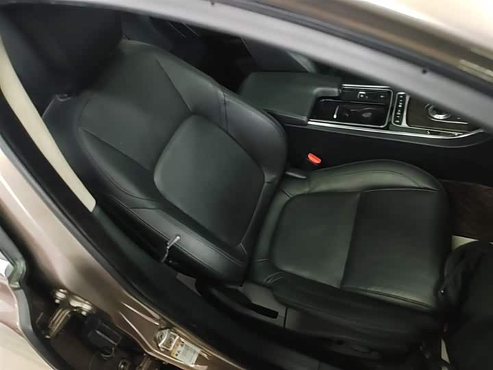 Jaguar XFL 2018 XFL 2.0 T 250 PS — фото 25