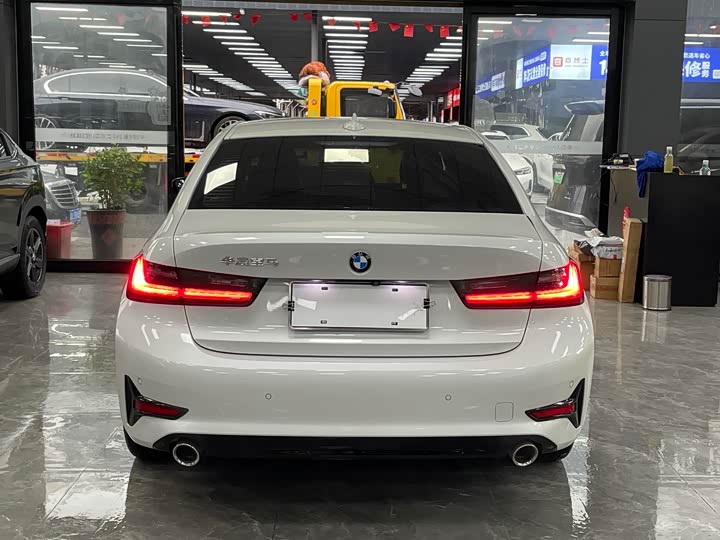 BMW 3-Series 2022 320i — фото 15