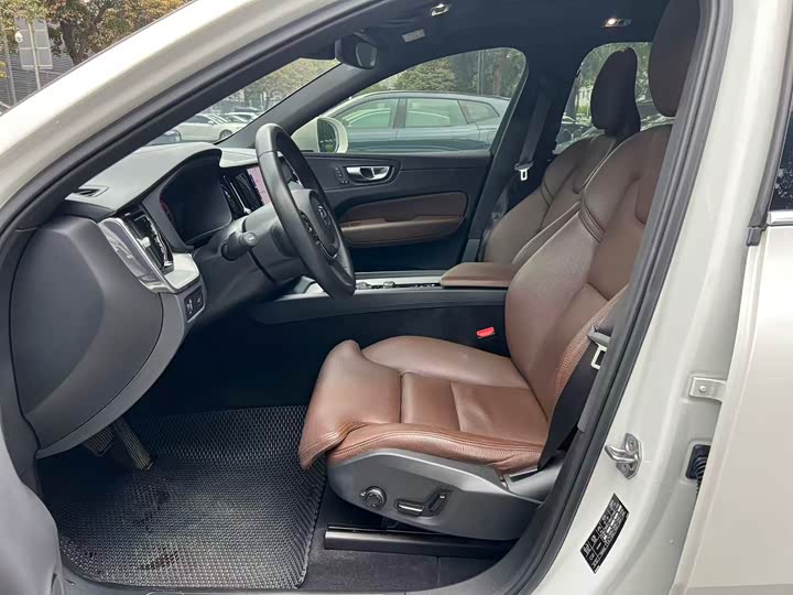 Volvo XC60 2021 T 5 4 WD — фото 4