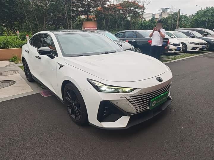 Changan UNI-V 2022 1.5 T Premium — фото 4