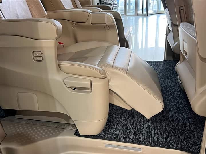 Toyota Alphard — фото 17
