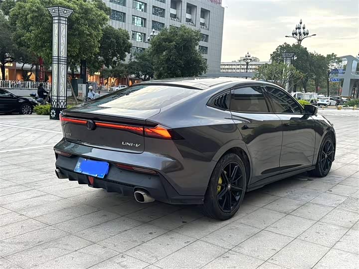 Changan UNI-V 2022 1.5 T Premium — фото 11