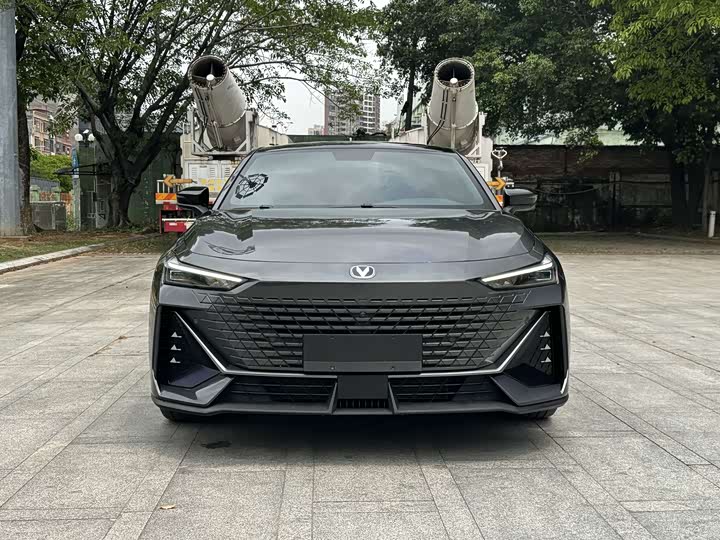 Changan UNI-V 2022 1.5 T Premium — фото 2