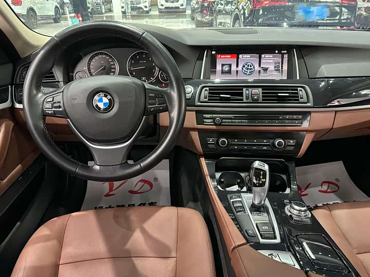 BMW 5 Series 520Li — фото 10