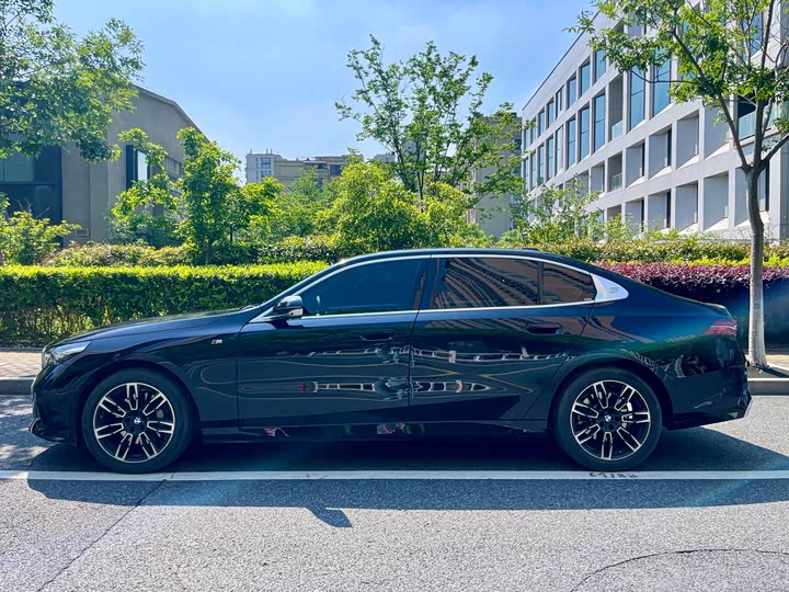 BMW 5-Series 2025 530 Li Leading M — фото 4