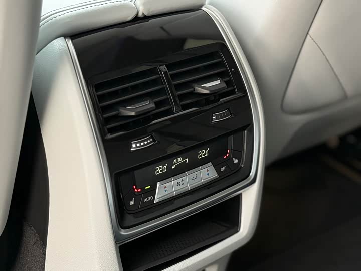 BMW XM 2023 50e — фото 17