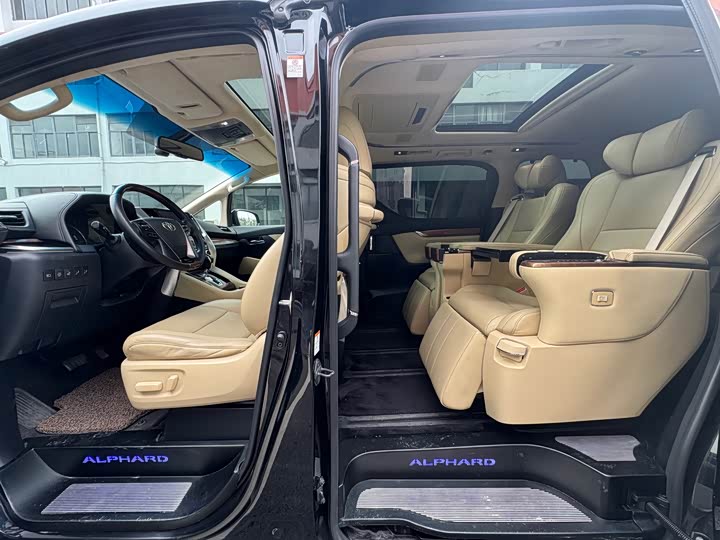 Toyota Alphard — фото 11