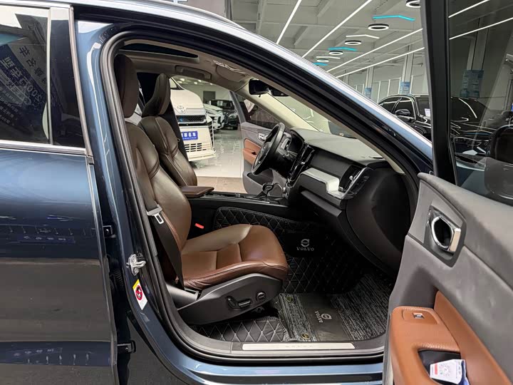 Volvo XC60 2020 T 5 4 WD — фото 13