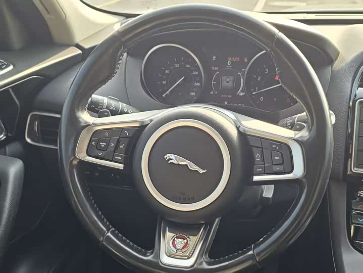 Jaguar F-PACE 2018 2.0 T 4 WD — фото 7