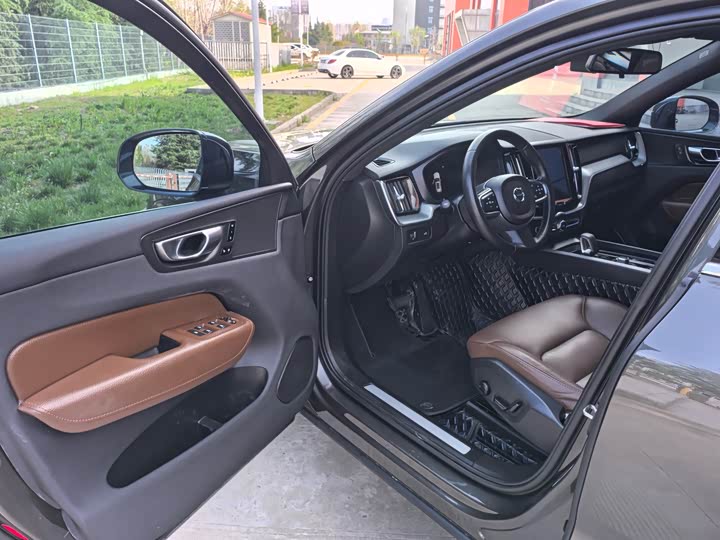 Volvo XC60 2022 B 5 4 WD — фото 14