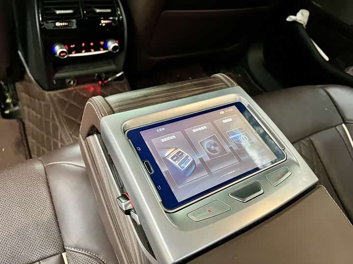 BMW 5 Series рестайлинг 540Li — фото 9