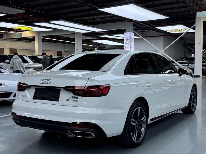 Audi A4L 40 TFSI люкс-динамик — фото 16