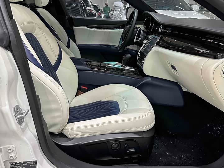 Maserati Quattroporte — фото 13