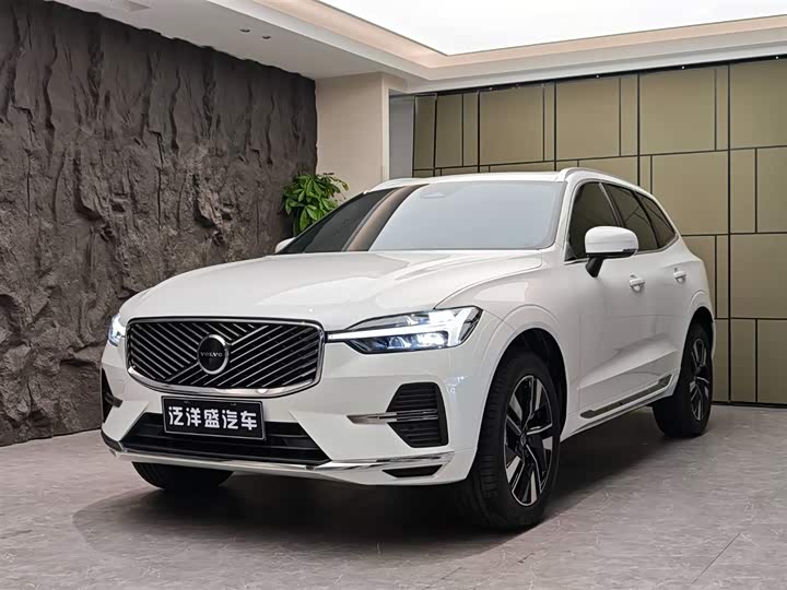Volvo XC60 2025 B 5 4 WD — фото 1