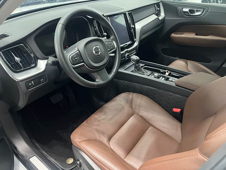 Volvo XC60 2019 T 5 4 WD VI — фото 4