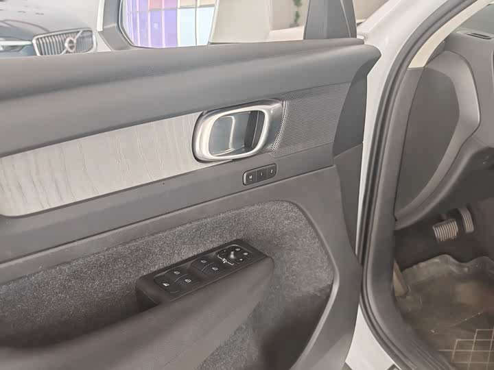 Volvo XC40 2025 B 4 WD — фото 18