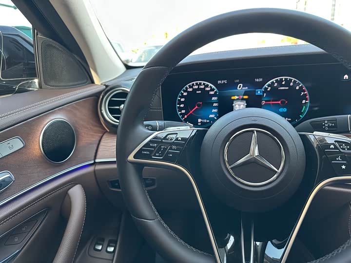 Mercedes-Benz E-Class 2022 E 350 e L — фото 22