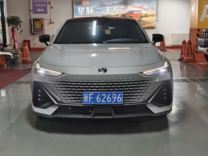 Changan UNI-V 2023 1.5 T Premium — фото 3