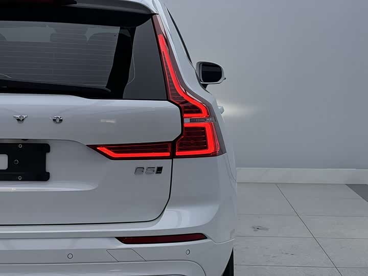 Volvo XC60 2023 B 5 4 WD — фото 8