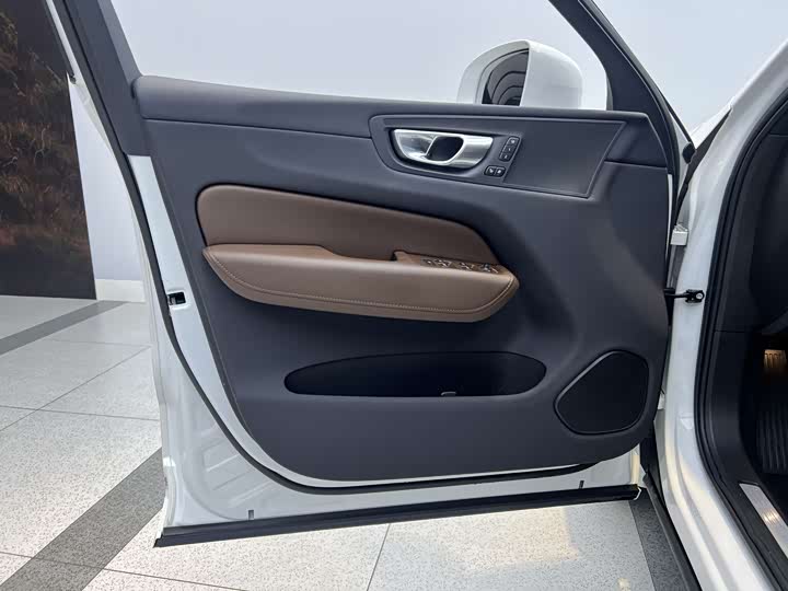 Volvo XC60 2023 B 5 4 WD — фото 12