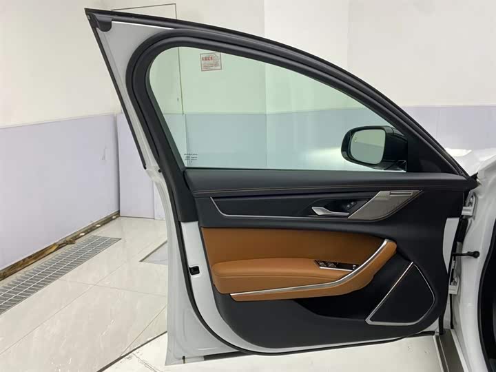 Jaguar XFL 2024 2.0 T P 300 4 WD — фото 16