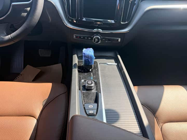 Volvo XC60 2023 B 5 4 WD — фото 14