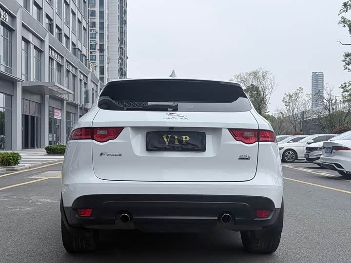 Jaguar F-PACE 2018 2.0 T 4 WD — фото 15
