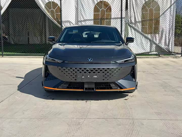 Changan UNI-V 2024 1.5 T Sport — фото 2