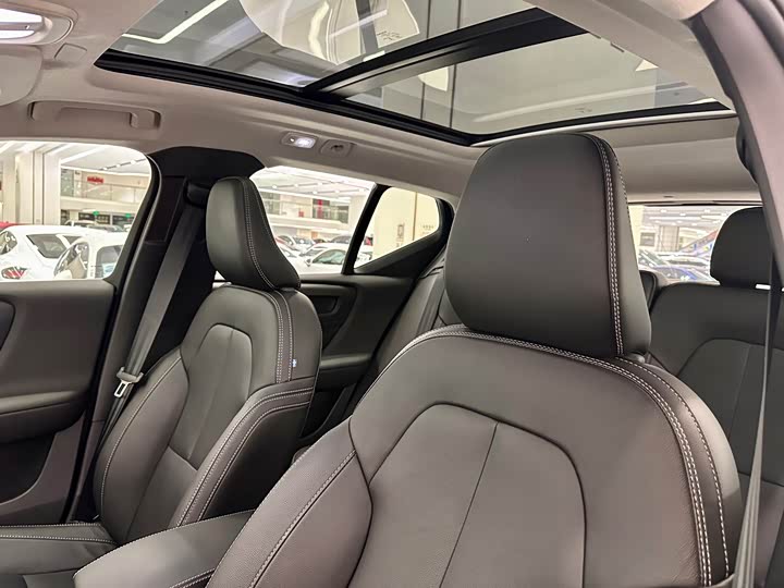 Volvo XC40 2025 B 4 WD — фото 11