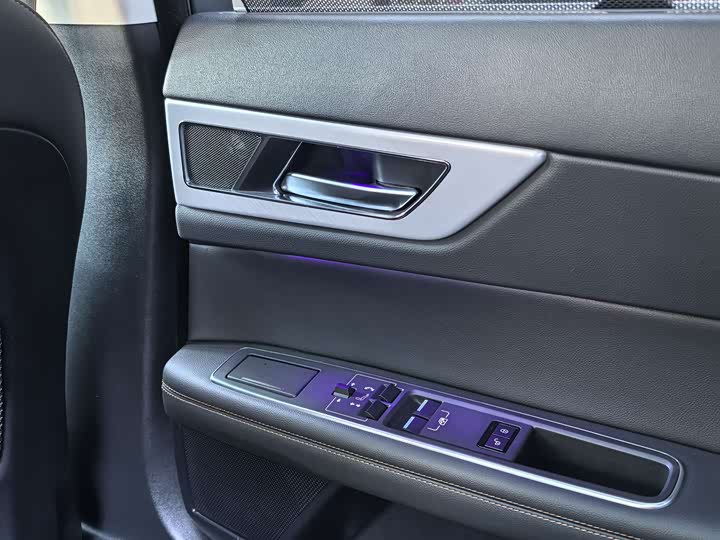 Jaguar XEL 2019 2.0 T 200 PS — фото 22