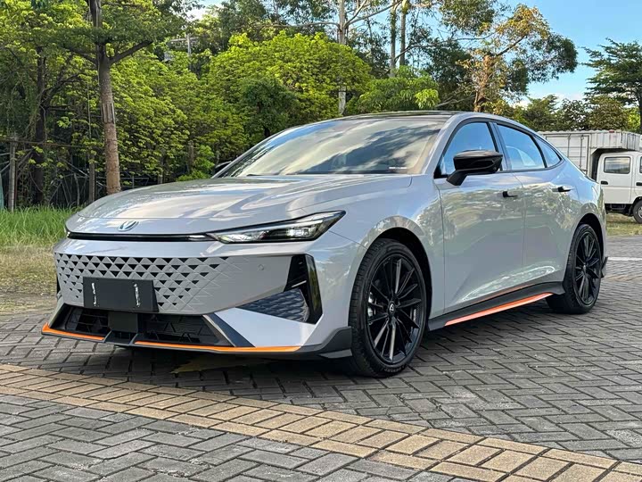 Changan UNI-V 2024 1.5 T Sport — фото 1
