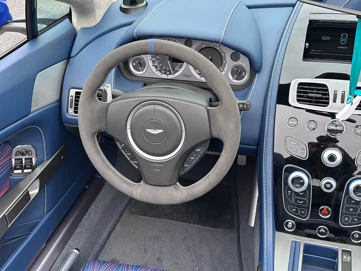 Aston Martin V8 Vantage 2017 4.7 L S — фото 10